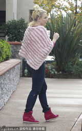 组图：布兰妮不舍小甜甜称号 粉罩衫扮嫩吃甜品