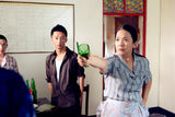 组图：《让生活充满阳光》曝吕丽萍片场泼辣照