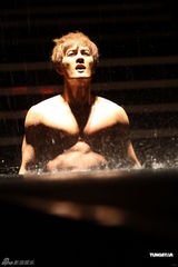 组图：吴克群个唱湿身秀腹肌 和女模互摸掀高潮