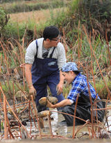 组图：《爸爸》萌爸林志颖劳作搞怪似少年