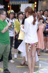 组图：何佩瑜闹市三点上阵 笑许颖学日本AV女郎