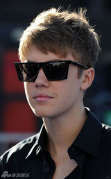 组图：贾斯汀-比伯帅气亮相颁奖礼 墨镜别致