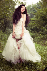 组图：韩雪白纱出镜 置身梦幻森林化身童话公主