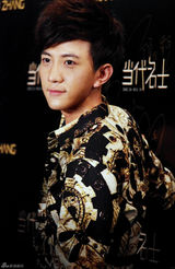 组图：大左现身时装秀 着复古衬衫英气逼人