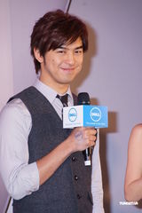 组图：陈柏霖视频聊天维系感情 工作中过白色情人节