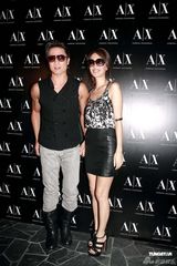 幻灯图：谢婷婷携男友亮相 亲密依偎显纤细娇柔