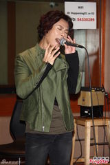 组图：黄小琥探班杨培安个唱排练送手机打气