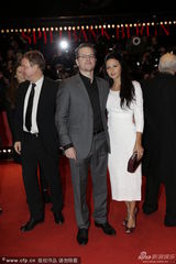 组图：杨紫琼携富豪男友性感亮相电影首映