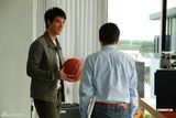 组图：王力宏拍广告动静皆宜 变身林书豪把玩蓝球