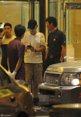 独家：葛优会友吃饭 酒店门口抽雪茄热聊