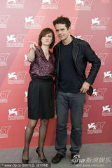 《三》媒体见面会 苏菲-罗艺斯获两男星揽腰护花