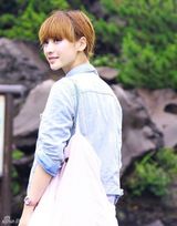 组图：柳岩日本街拍做鬼脸 展现自然率真另一面