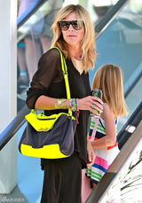 高清图：海蒂-克鲁姆和女儿出行黑衣背潮包现身