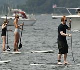 组图：斯威夫特划桨出海 条纹复古比基尼秀身材