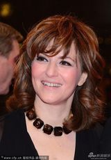 组图：玛蒂娜-歌德克深V性感玉乳隐现