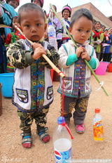 高清图：刘晓庆为旱区灾民送水 与村民热情合影