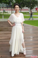 组图：杨千嬅白色长裙优雅亮相 大谈育儿经