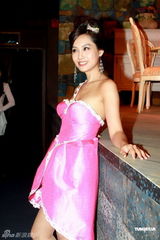 组图：朱茵彩排话剧预演生日 亲热戏男友不吃醋