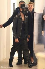 组图：比伯戴防毒面具伦敦逛街 全黑装显潮范