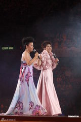 组图：汪明荃助阵关菊英演唱会 黄日华陈豪献唱