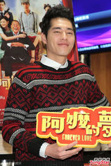 组图：安心亚蓝正龙电影院客串店长 宣传新片