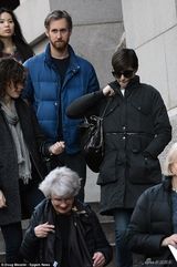 组图：安妮-海瑟薇与老公咖啡馆激吻羡煞旁人