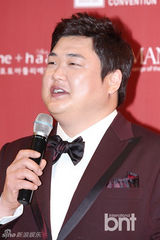 组图：韩笑星金俊贤婚照曝光 记者会晒可爱表情