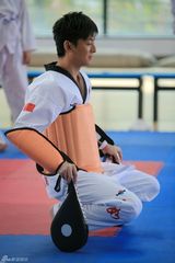 幻灯图：朱雨辰《摇摆de婚约》做陪练致敬体育健儿