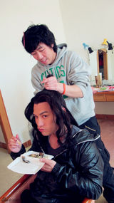 组图：《倾世皇妃》花絮照 严宽戏内腹黑戏外卖萌