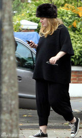 组图：阿黛尔怀孕六月大腹便便 与男友逛公园