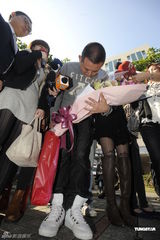 组图：Makiyo与好友醉后打伤人 流泪赴医院看望伤者