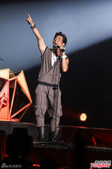 组图：MP魔幻力量安心亚爆乳开唱 任贤齐站台