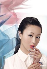 组图：郑融演绎夏日魅惑 璀璨甲色配衬服饰