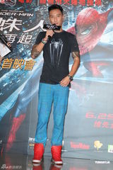 组图：王阳明蜘蛛装出席活动 坚称目前单身