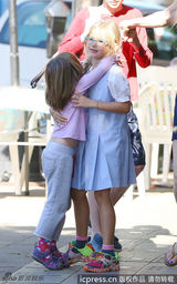 组图：詹妮弗-加纳带爱女出街与媒体玩互拍