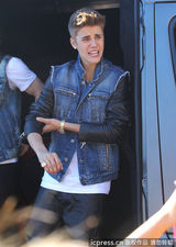 组图：比伯当街献唱谢歌迷 小天王自恋摸发