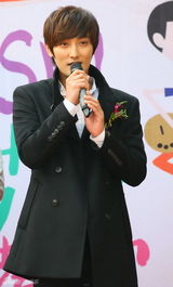 高清图：安七炫f(x)宋茜出席梦想教室落成典礼