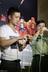 组图：何晟铭走入消防  体验“烈火雄心”