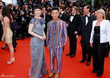 组图：戛纳开幕红毯众星争艳 深V爆乳透视美背