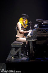 组图：Lady Gaga献唱“豪放”摸私密部位