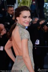 组图：萨黛-阿克索伊镂空绣花长裙性感亮相红毯