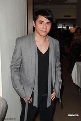 周慧敏彩裙优雅亮相 获绯闻旧爱黄凯芹献吻(图)