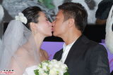 组图：香港艺人钱嘉乐汤盈盈结婚 接吻秀对戒