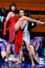 幻灯图集：“男孩地带”成员猝死 队友奔丧面色沉重