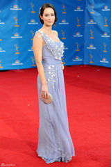 高清组图：艾美奖红毯 艾米丽-布朗特秀单肩裙