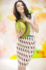 组图：董璇夏日盛装拍杂志封面 演绎热带风情