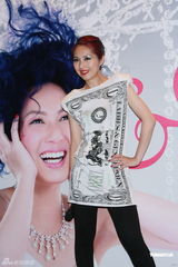 组图：杨千嬅巡回演唱会完结 压轴演出造型百变