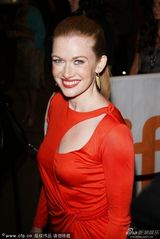 组图：《魔鬼绳结》首映 威瑟斯彭性感露乳沟