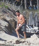 组图：莱昂纳多赤身戏水 全身肥膘与半裸女同浴