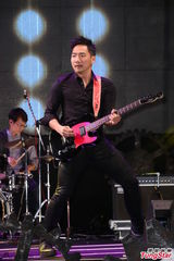 组图：五月天亮相电影首映会 台上火热献唱